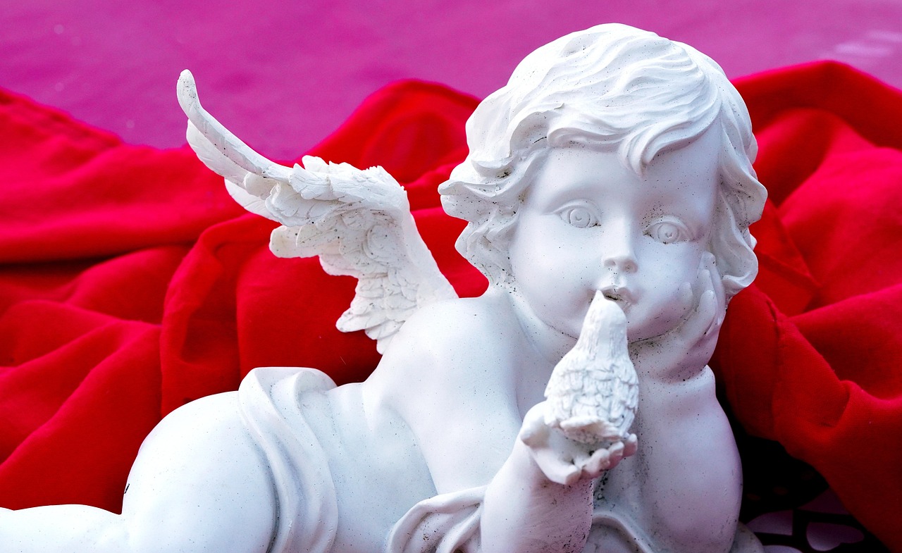 天使の置物と人形の違いは何ですか？